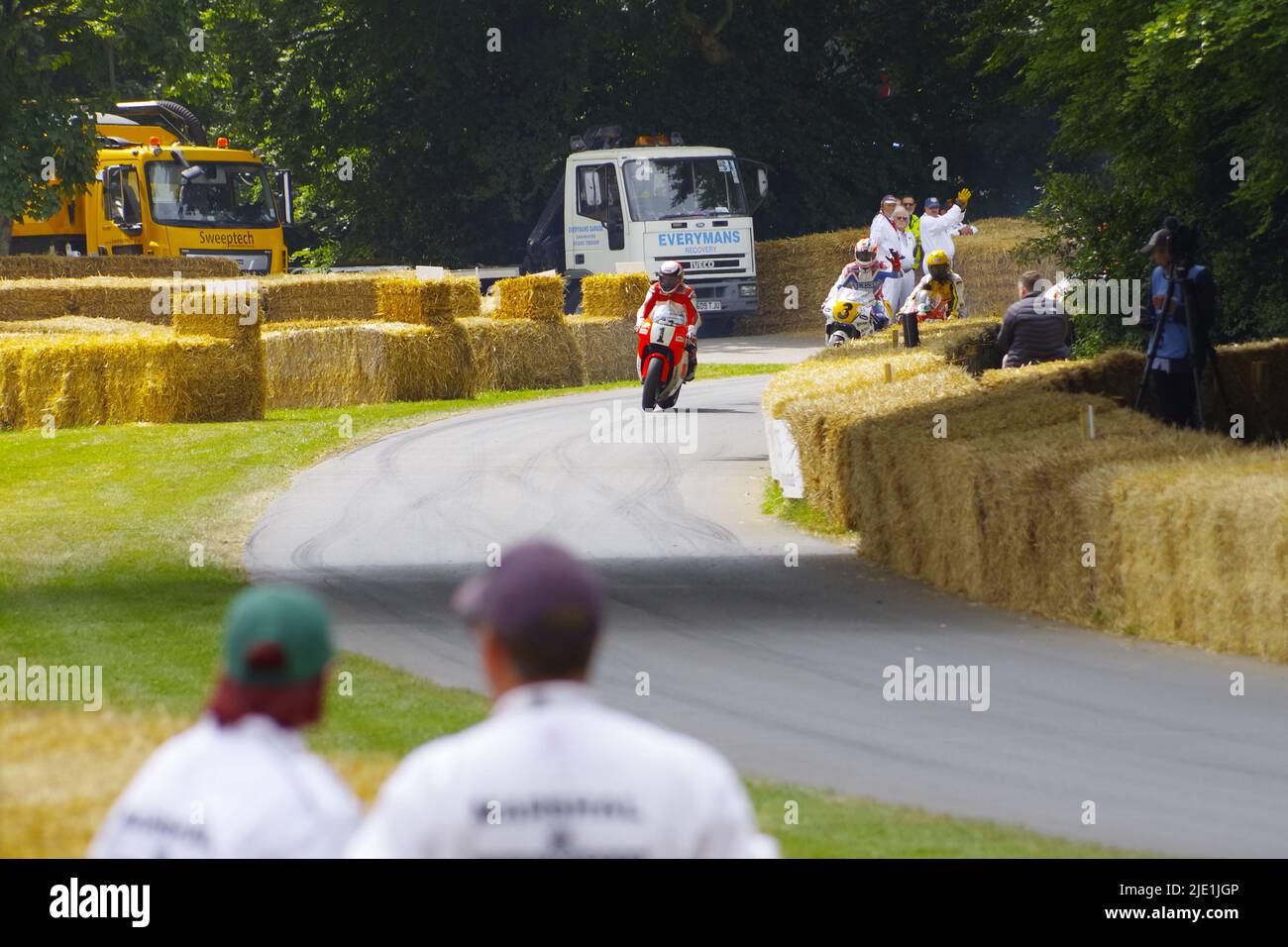 500 GP Legend Wayne Rainey è tornato sulla sua Yamaha YZR al Goodwood Festival of Speed 30 anni dopo il suo crash finale di carriera. Il 24th 2022 giugno Wayne Rainey tre volte campione del mondo 500cc è stato affiancato da altri greats del Gran premio 500cc, Mick Doohan, Kevin Schwantz e Kenny Roberts. Salendo sulla collina a Goodwood, Wayne Rainey si è mossi verso una folla acclamata mentre guidava la sua YZR Yamaha 5OO. Le persone che frequentano il festival potrebbero avvicinarsi alle macchine e ai piloti del paddock motociclistico. Mick Doohan e Kevin Schwantz erano a disposizione per firmare autografi. Foto Stock