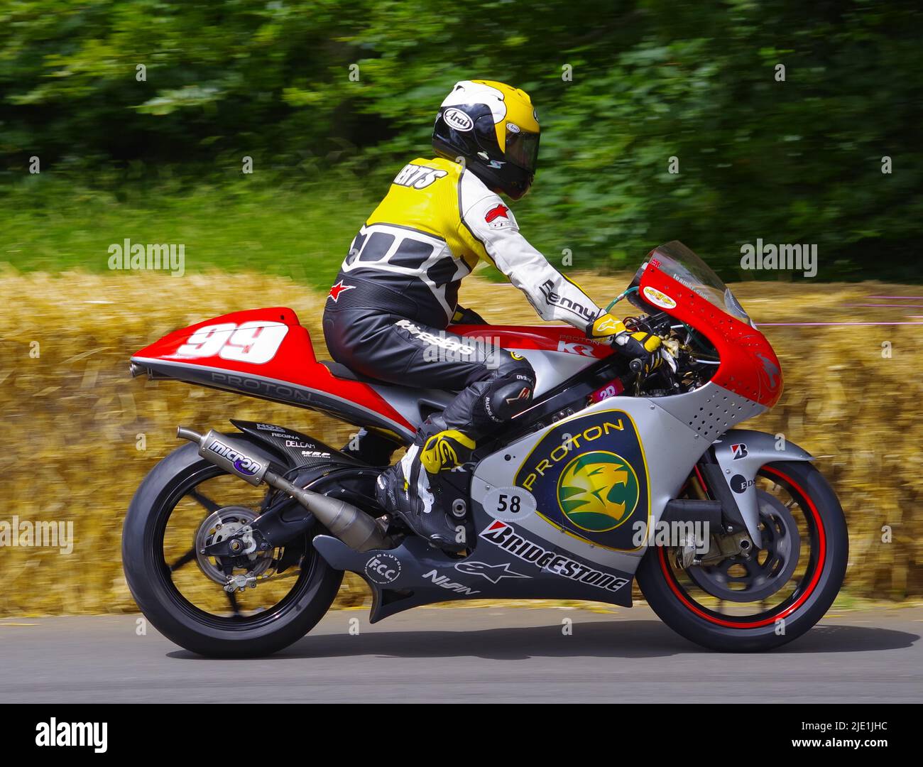 500 GP Legend Wayne Rainey è tornato sulla sua Yamaha YZR al Goodwood Festival of Speed 30 anni dopo il suo crash finale di carriera. Il 24th 2022 giugno Wayne Rainey tre volte campione del mondo 500cc è stato affiancato da altri greats del Gran premio 500cc, Mick Doohan, Kevin Schwantz e Kenny Roberts. Salendo sulla collina a Goodwood, Wayne Rainey si è mossi verso una folla acclamata mentre guidava la sua YZR Yamaha 5OO. Le persone che frequentano il festival potrebbero avvicinarsi alle macchine e ai piloti del paddock motociclistico. Mick Doohan e Kevin Schwantz erano a disposizione per firmare autografi. Foto Stock
