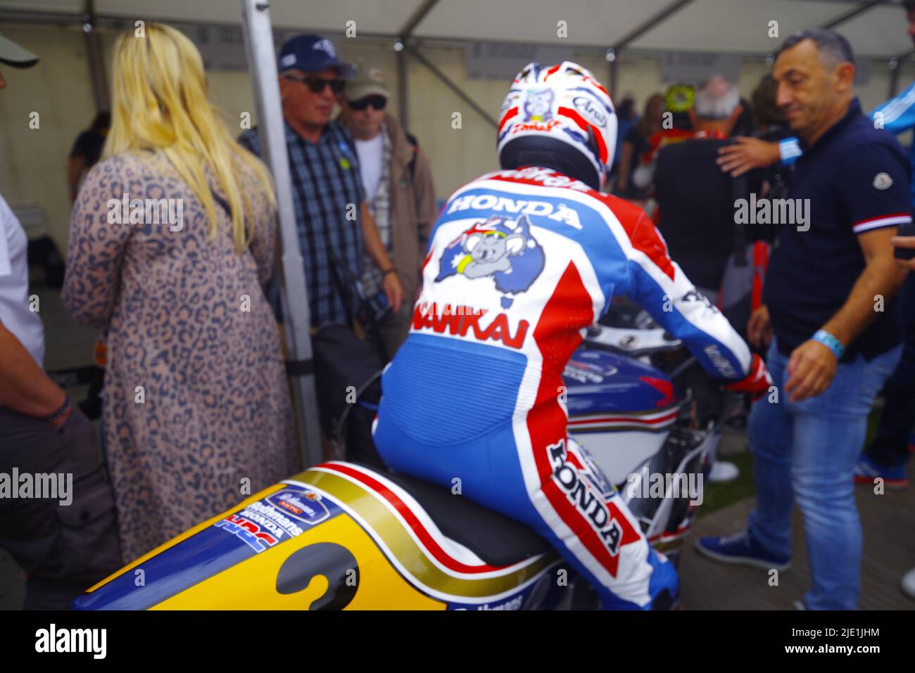 500 GP Legend Wayne Rainey è tornato sulla sua Yamaha YZR al Goodwood Festival of Speed 30 anni dopo il suo crash finale di carriera. Il 24th 2022 giugno Wayne Rainey tre volte campione del mondo 500cc è stato affiancato da altri greats del Gran premio 500cc, Mick Doohan, Kevin Schwantz e Kenny Roberts. Salendo sulla collina a Goodwood, Wayne Rainey si è mossi verso una folla acclamata mentre guidava la sua YZR Yamaha 5OO. Le persone che frequentano il festival potrebbero avvicinarsi alle macchine e ai piloti del paddock motociclistico. Mick Doohan e Kevin Schwantz erano a disposizione per firmare autografi. Foto Stock