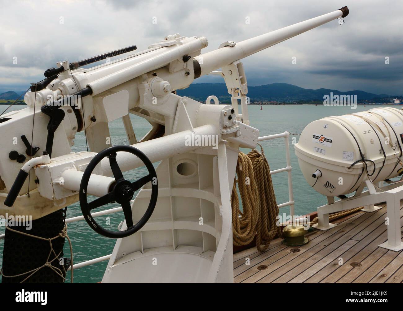 Uno dei due supporti bianchi DA 37 mm BAZAN utilizzati per la saluta delle armi sulla nave da addestramento navale spagnola Elcano Open Day Santander Cantabria Spagna Foto Stock