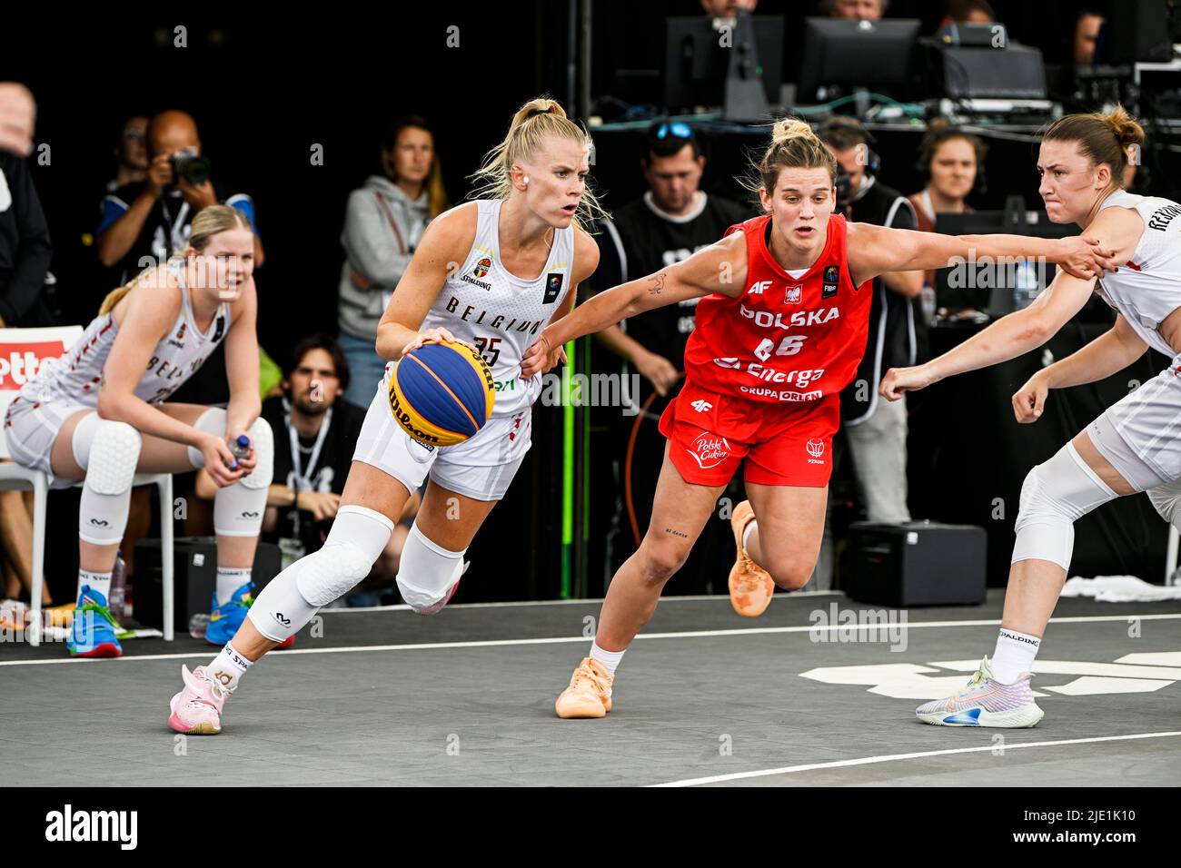 Anversa, Belgio. 24th giugno 2022. Julie Vanloo in Belgio e Dominika Owczarzak in Polonia hanno dipinto in azione durante una partita di basket 3x3 tra Belgio e Polonia, nel round del Qualifier femminile alla Coppa del mondo FIBA 2022, venerdì 24 giugno 2022, ad Anversa. La FIBA 3x3 Basket World Cup 2022 si svolge dal 21 al 26 giugno ad Anversa. BELGA PHOTO TOM GOYVAERTS Credit: Belga News Agency/Alamy Live News Foto Stock