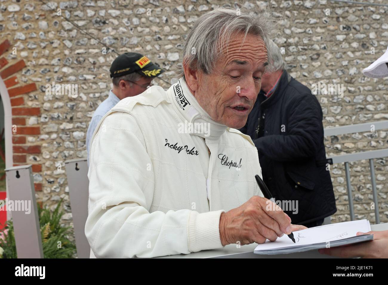 Goodwood, West Sussex, Regno Unito 24th giugno 2022. Jacky Ickx 6 volte il vincitore di le Mans firma un autografo per un fan al Goodwood Festival of Speed – ‘The Innovators – masterminds of Motorsport’, a Goodwood, West Sussex, Regno Unito. © Malcolm Greig/Alamy Live News Foto Stock