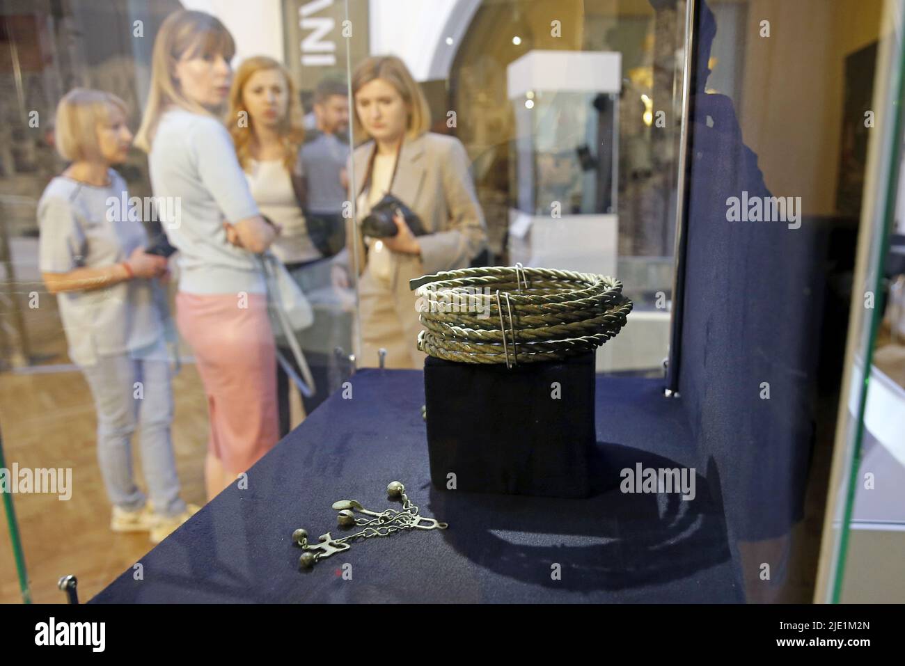 KIEV, UCRAINA - 24 GIUGNO 2022 - un torc di 11th secolo e gioielli femminili fanno parte della più grande collezione di antichità confiscate dall'Ucraina" Foto Stock