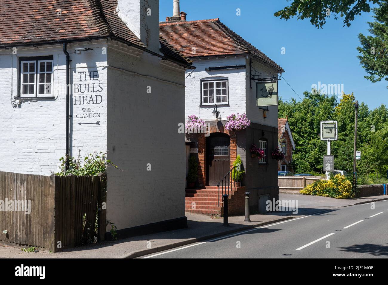 Il pub Bulls Head nel villaggio di West Clandon, Surrey, Inghilterra, Regno Unito Foto Stock