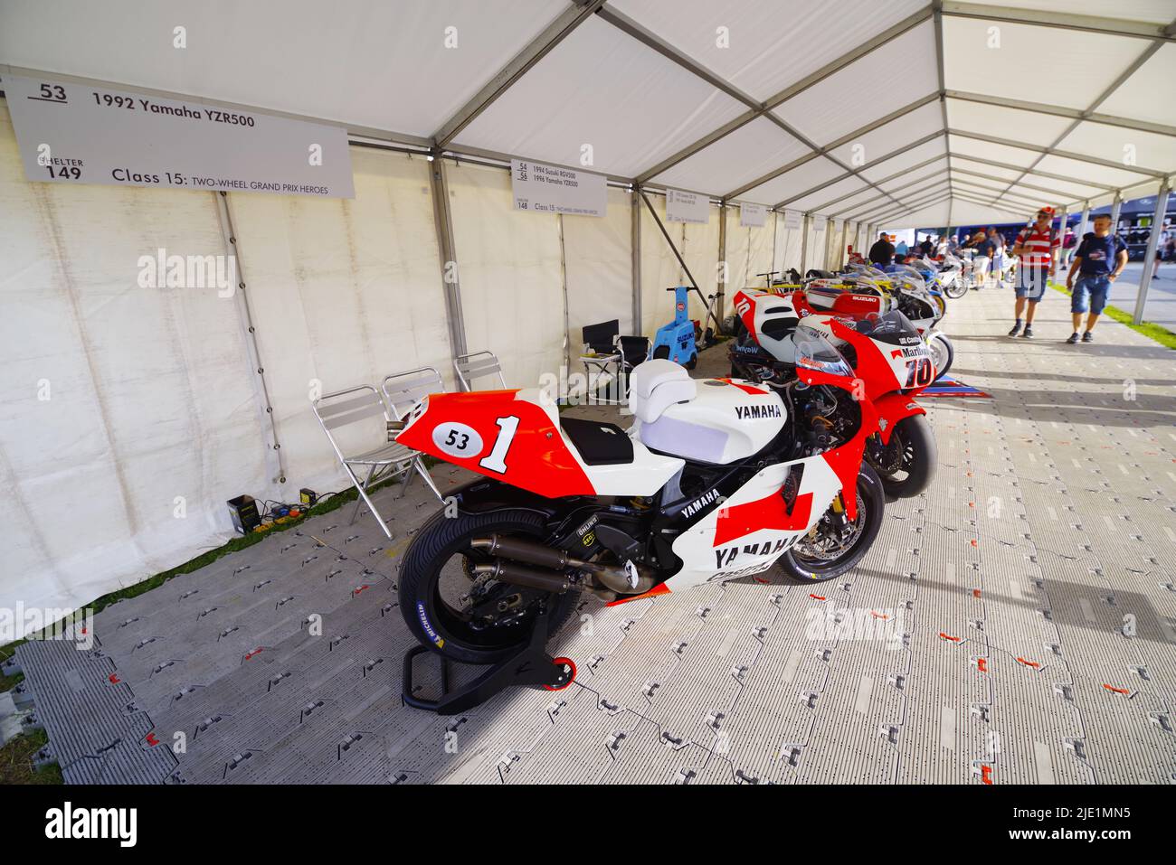 500 GP Legend Wayne Rainey è tornato sulla sua Yamaha YZR al Goodwood Festival of Speed 30 anni dopo il suo crash finale di carriera. Il 24th 2022 giugno Wayne Rainey tre volte campione del mondo 500cc è stato affiancato da altri greats del Gran premio 500cc, Mick Doohan, Kevin Schwantz e Kenny Roberts. Salendo sulla collina a Goodwood, Wayne Rainey si è mossi verso una folla acclamata mentre guidava la sua YZR Yamaha 5OO. Le persone che frequentano il festival potrebbero avvicinarsi alle macchine e ai piloti del paddock motociclistico. Mick Doohan e Kevin Schwantz erano a disposizione per firmare autografi. Foto Stock