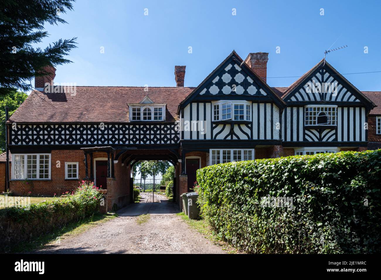 West Clandon villaggio, Surrey, Inghilterra, Regno Unito, con attraente mock tudor case a graticcio Foto Stock