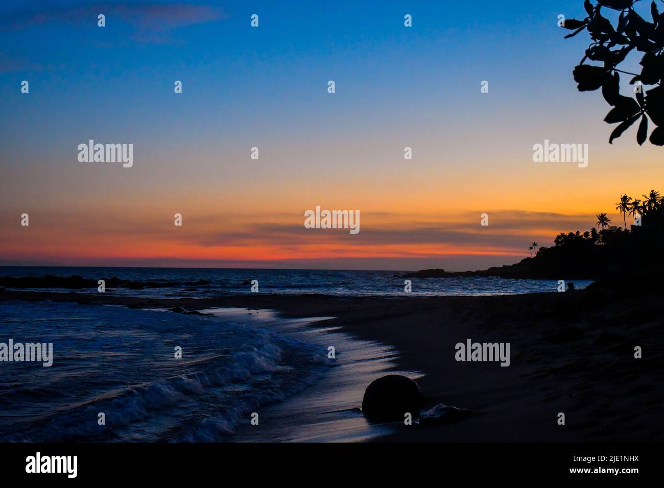 Un bellissimo tramonto di sera con un cielo colorato. Foto Stock