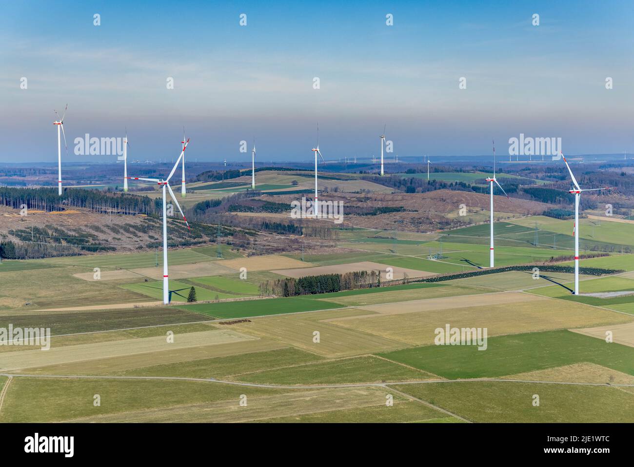Vista aerea, turbina eolica Auf'm Mühlstein, Brilon, Sauerland, Renania settentrionale-Vestfalia, Germania, DE, Europa, fotografia aerea, vista aerea, avifauna Foto Stock