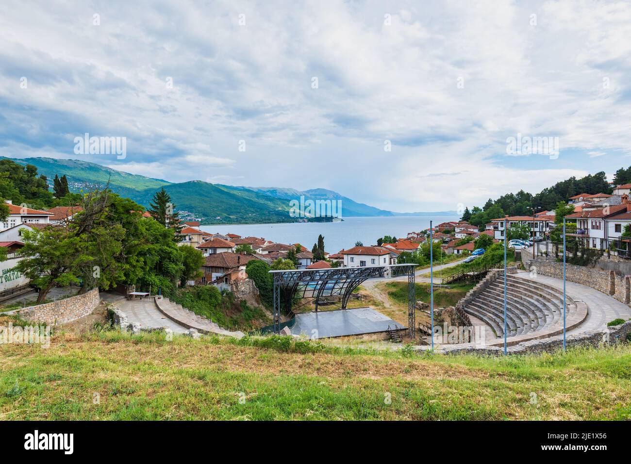 Ohrid, Macedonia del Nord - Giugno 2022: Anfiteatro antico o teatro antico di Ohrid con vista della città vecchia sul lago di Ohrid in Macedonia Foto Stock