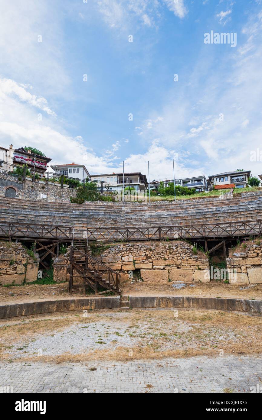 Ohrid, Macedonia del Nord - Giugno 2022: Anfiteatro antico o teatro antico di Ohrid con vista della città vecchia sul lago di Ohrid in Macedonia Foto Stock