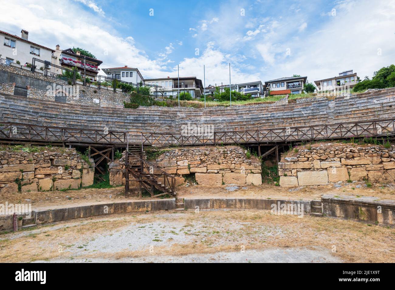 Ohrid, Macedonia del Nord - Giugno 2022: Anfiteatro antico o teatro antico di Ohrid con vista della città vecchia sul lago di Ohrid in Macedonia Foto Stock