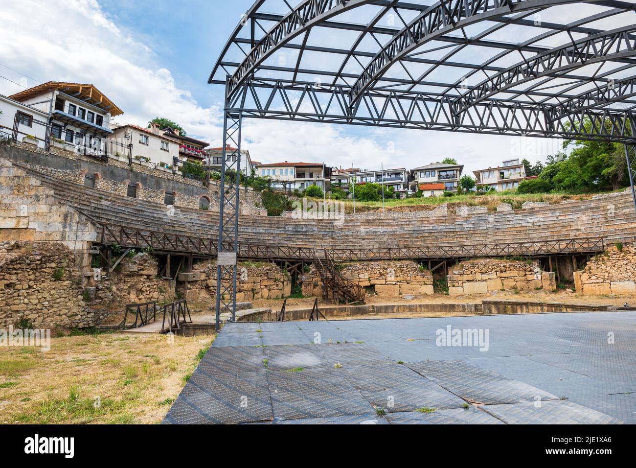 Ohrid, Macedonia del Nord - Giugno 2022: Anfiteatro antico o teatro antico di Ohrid con vista della città vecchia sul lago di Ohrid in Macedonia Foto Stock