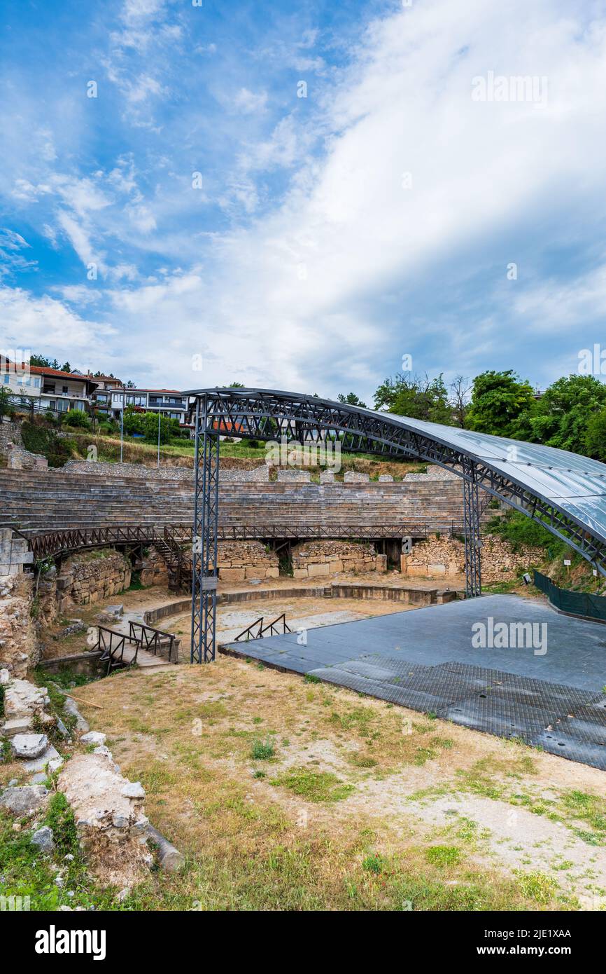 Ohrid, Macedonia del Nord - Giugno 2022: Anfiteatro antico o teatro antico di Ohrid con vista della città vecchia sul lago di Ohrid in Macedonia Foto Stock