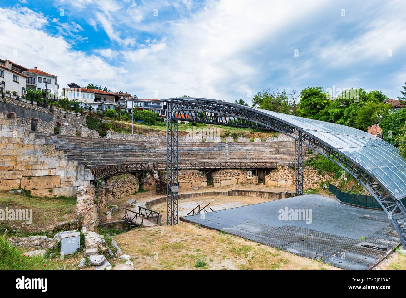 Ohrid, Macedonia del Nord - Giugno 2022: Anfiteatro antico o teatro antico di Ohrid con vista della città vecchia sul lago di Ohrid in Macedonia Foto Stock