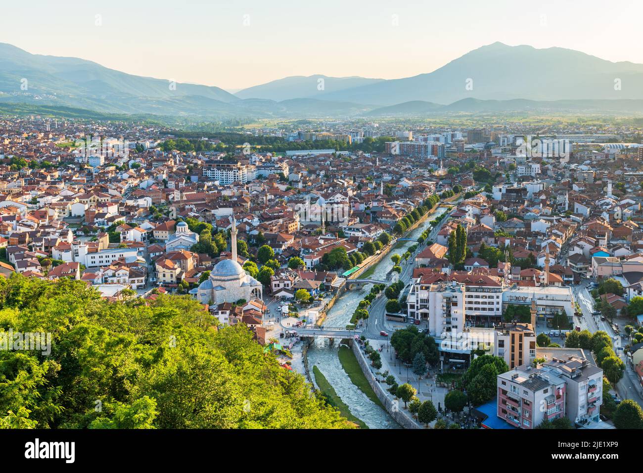 Prizren paesaggio urbano dalla fortezza al tramonto in Kosovo. Prizren, Kosovo. Prizren vista aerea, una città storica e turistica situata nel Kosovo Foto Stock