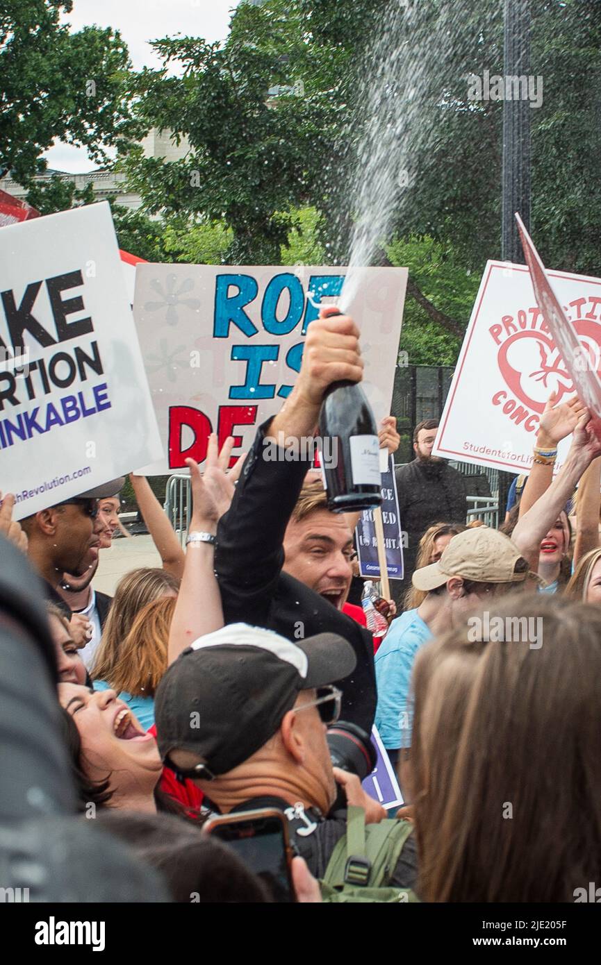 La gente reagisce alla decisione della Corte Suprema degli Stati Uniti su Dobbs contro Jackson Women’s Health Organization, al di fuori della Corte Suprema di Washington, DC il 24 giugno 2022. Foto di Rod Lammey/CNP/ABACAPRESS.COM Foto Stock