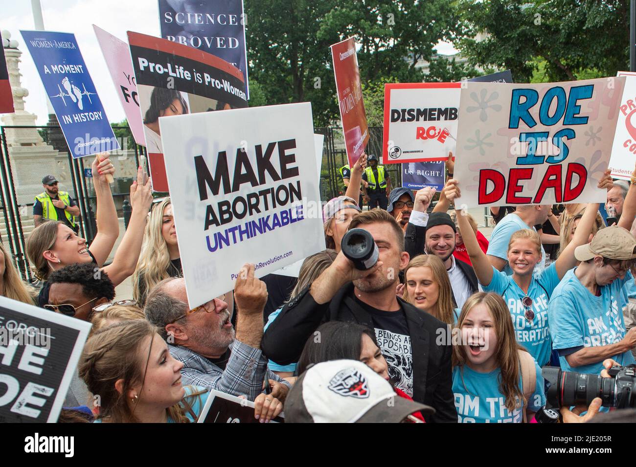 La gente reagisce alla decisione della Corte Suprema degli Stati Uniti su Dobbs contro Jackson Women’s Health Organization, al di fuori della Corte Suprema di Washington, DC il 24 giugno 2022. Foto di Rod Lammey/CNP/ABACAPRESS.COM Foto Stock