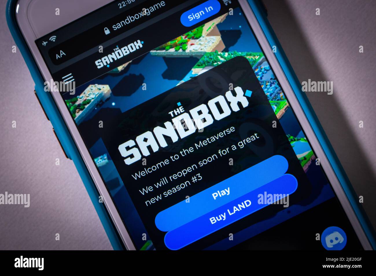 Kumamoto, GIAPPONE - Giu 23 2022 : il sito web Sandbox su un iPhone di colore scuro. Si tratta di un metaverso di gioco NFT decentralizzato in Ethereum blockchain Foto Stock