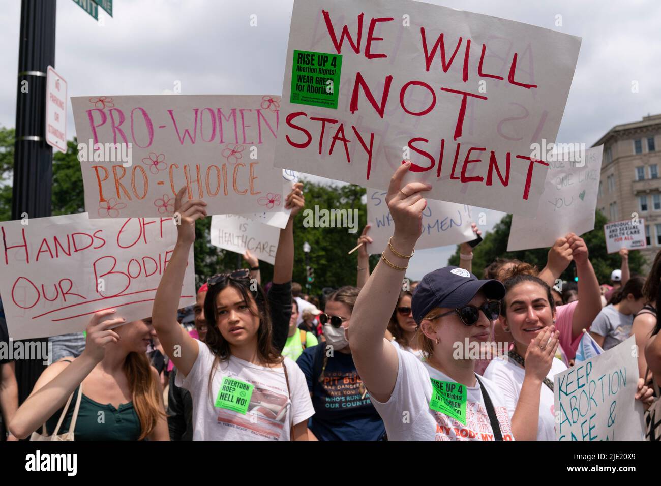Washington, Stati Uniti. 24th giugno 2022. I manifestanti si dimostrano fuori dalla Corte Suprema di Washington, DC Venerdì 24 giugno 2022. La Corte Suprema ha rovesciato Roe v, Wade eliminando il diritto all'aborto negli Stati Uniti (Foto di Chris Kleponis/Sipa USA) credito: Sipa USA/Alamy Live News Foto Stock
