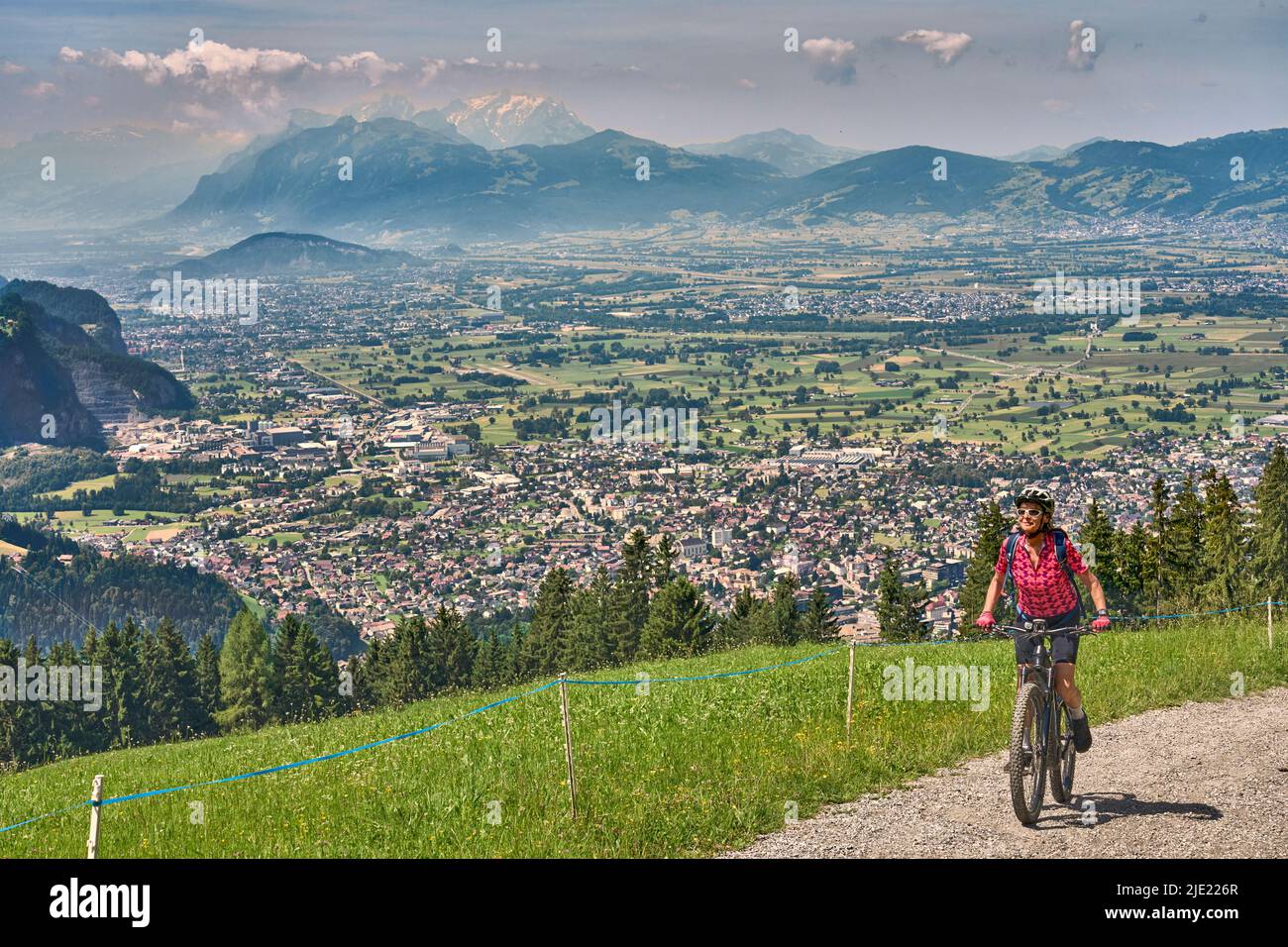 Bella donna anziana che guida la sua mountain bike elettrica nella catena montuosa di Bregenzer Wald sopra Bregenz e Lago di Costanza in Vorarlberg, Austria Foto Stock