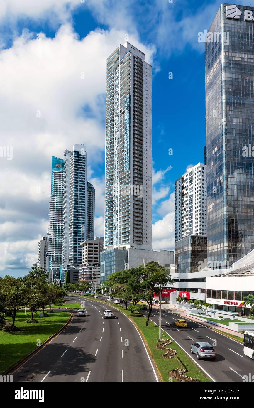 Panama City, Panama - 29 ottobre 2021: Lo skyline dei grattacieli lungo Balboa Avenue nel centro di Panama City a Panama Foto Stock