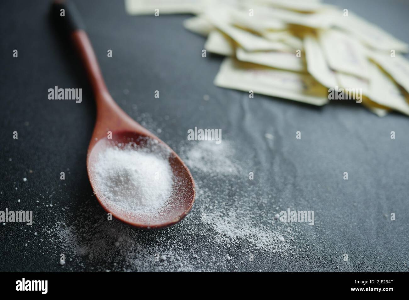 Dolcificante sostitutivo dello zucchero su sfondo nero. Foto Stock