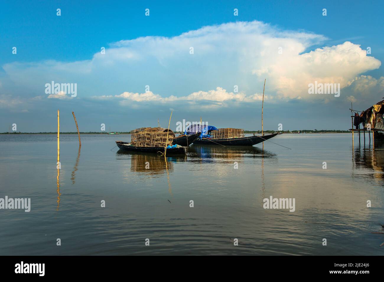 La pesca in barca sul fiume Rupsha .Khulna,Bangladesh. Foto Stock