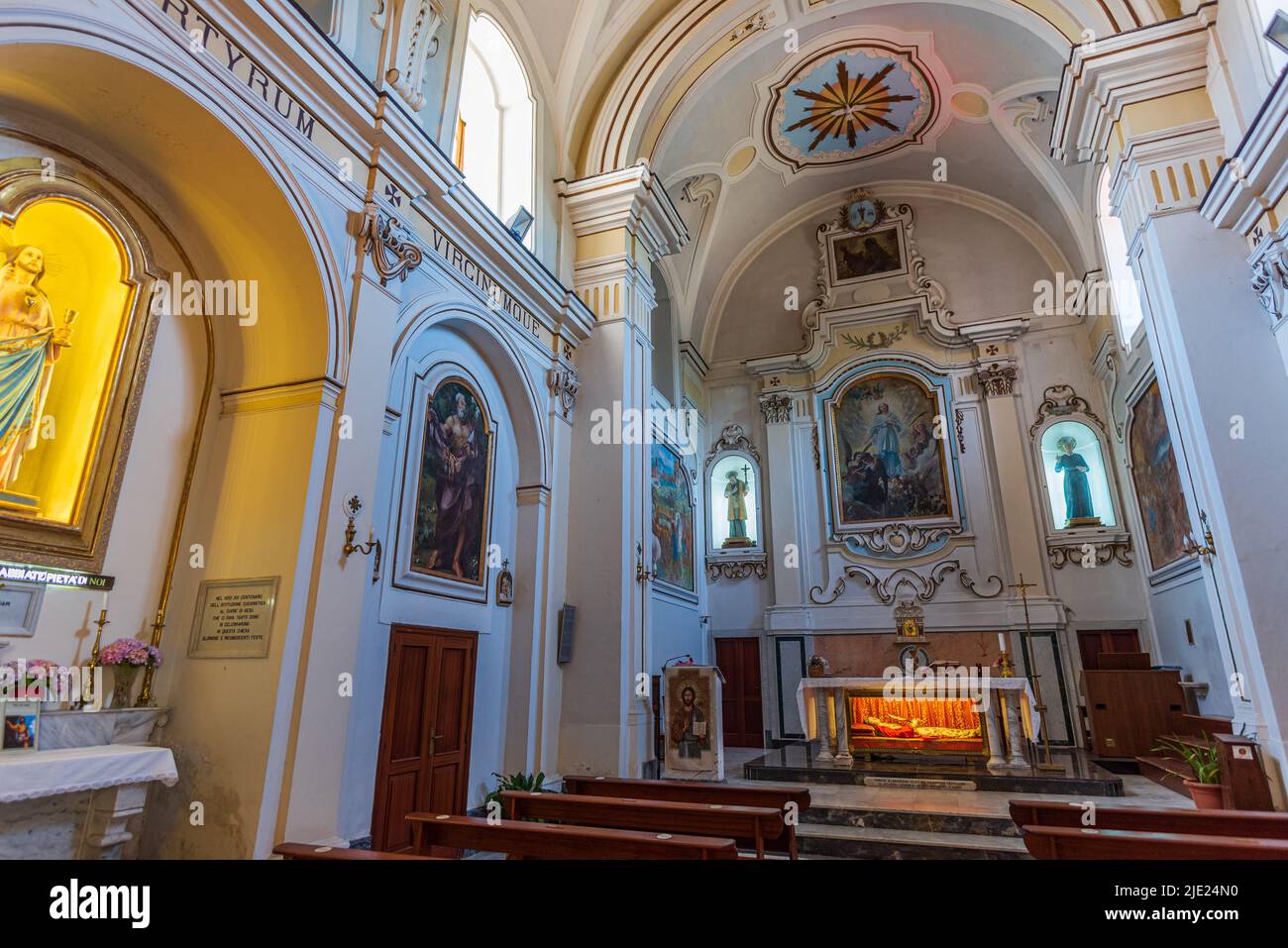 È uno dei conventi più importanti di Teano, anche perché all'interno dell'edificio si trovano i resti del santo che è la Coopatrona di Teano, Foto Stock