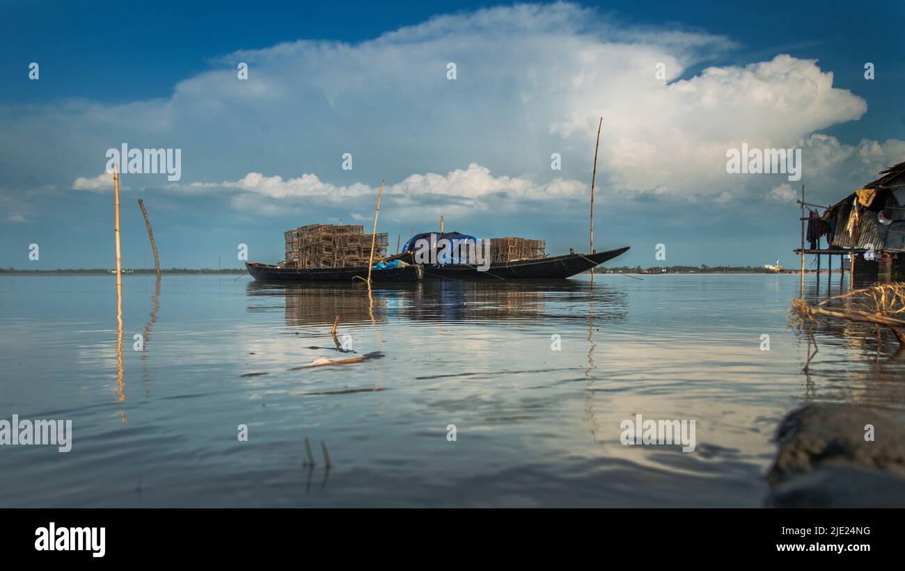 La pesca in barca sul fiume Rupsha .Khulna,Bangladesh. Foto Stock