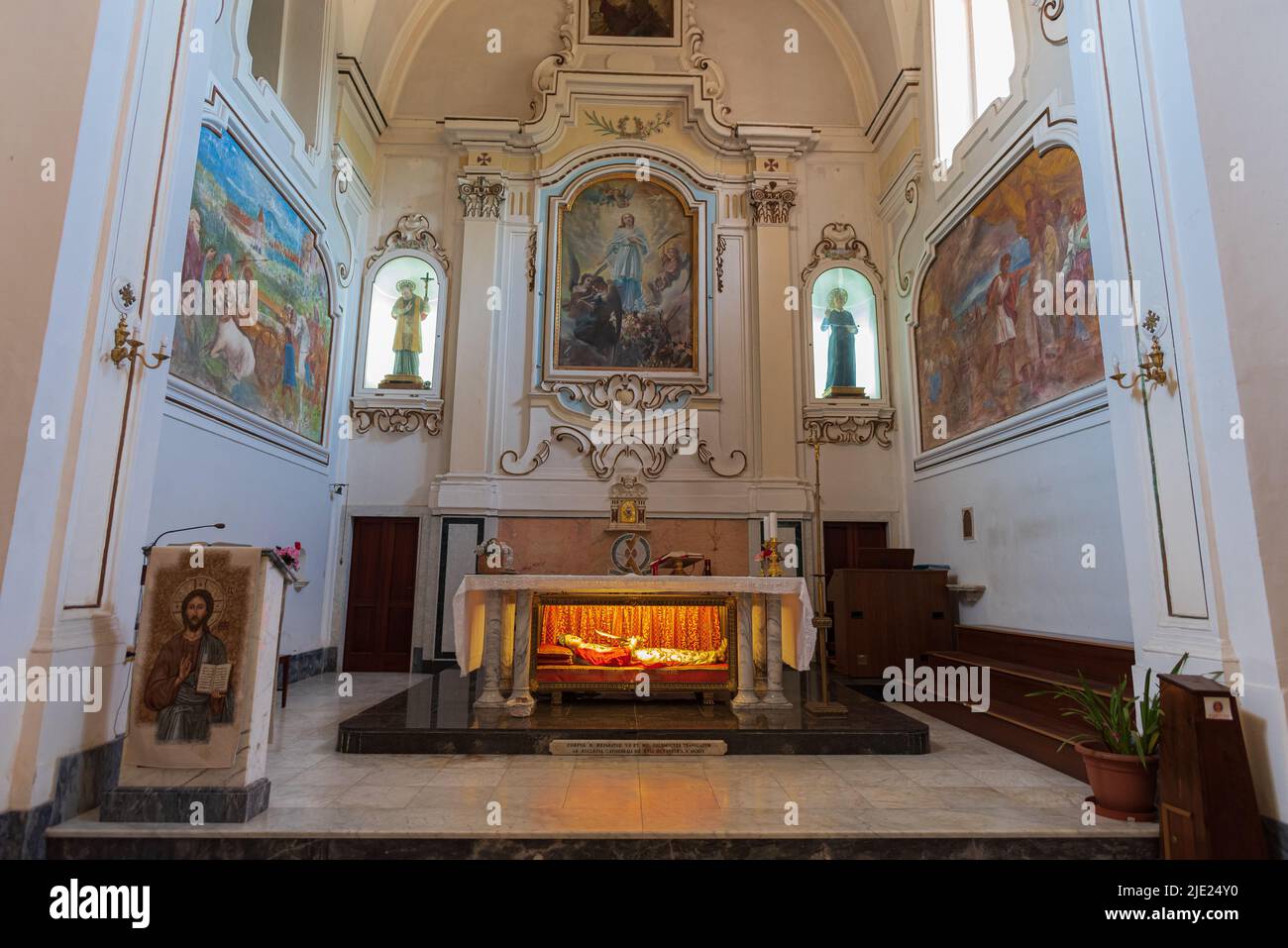 È uno dei conventi più importanti di Teano, anche perché all'interno dell'edificio si trovano i resti del santo che è la Coopatrona di Teano, Foto Stock