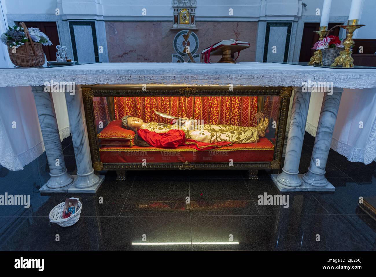 È uno dei conventi più importanti di Teano, anche perché all'interno dell'edificio si trovano i resti del santo che è la Coopatrona di Teano, Foto Stock