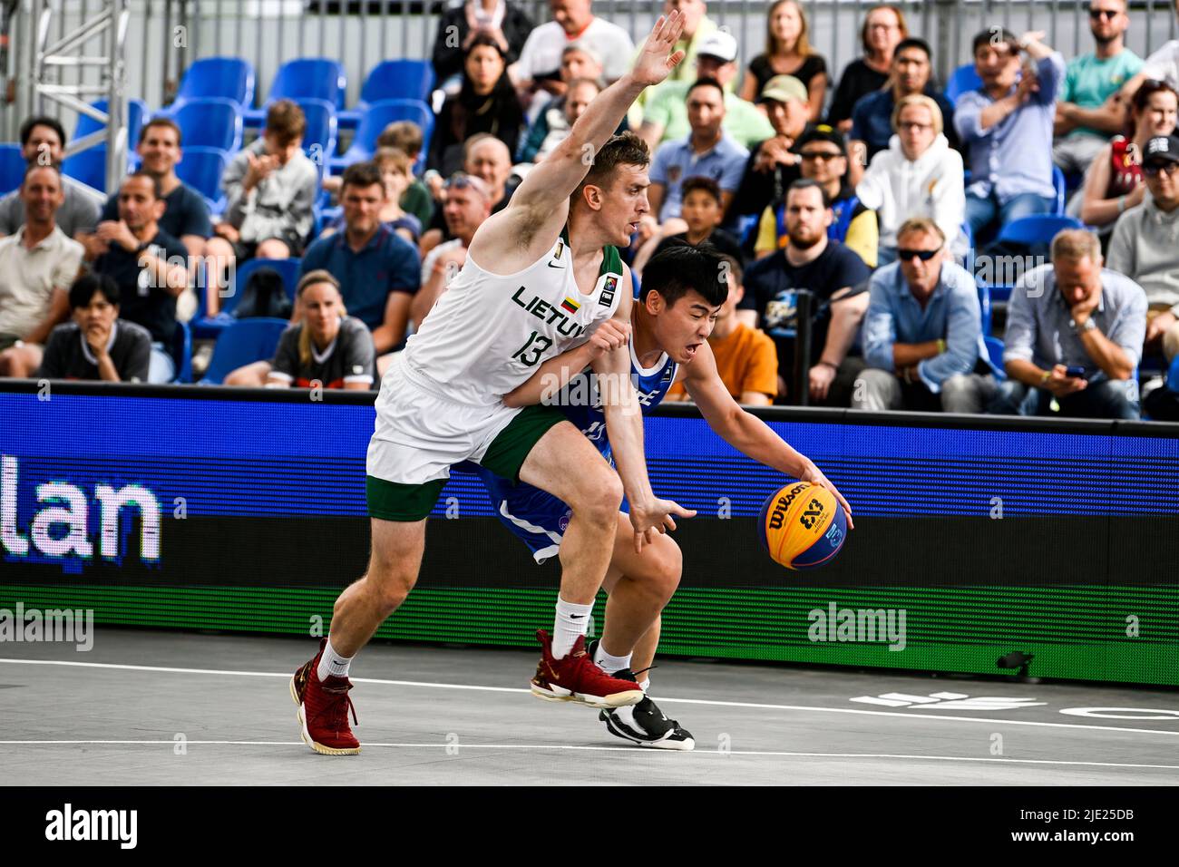 Anversa, Belgio. 24th giugno 2022. Marijus Uzupis in Lituania e Chiang Chun di Tapei cinese sono raffigurati in azione durante una partita di basket 3x3 tra Lituania e Taipei cinese, nella fase di qualificazione maschile, alla Coppa del mondo FIBA 2022, venerdì 24 giugno 2022, ad Anversa. La FIBA 3x3 Basket World Cup 2022 si svolge dal 21 al 26 giugno ad Anversa. BELGA PHOTO TOM GOYVAERTS Credit: Belga News Agency/Alamy Live News Foto Stock