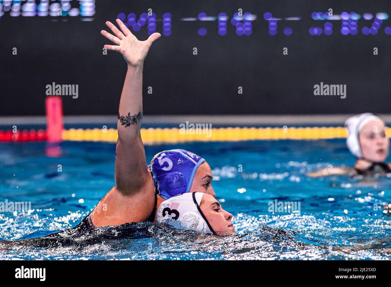 SZEGED, UNGHERIA - GIUGNO 24: Ludmila Ianni di Argentina, Tara Prentice degli Stati Uniti durante il FINA World Championships Budapest 2022 match tra Stati Uniti d'America e Argentina il 24 Giugno 2022 a Szeged, Ungheria (Photo by Albert ten Hove/Orange Pictures) Credit: Orange Pics BV/Alamy Live News Foto Stock