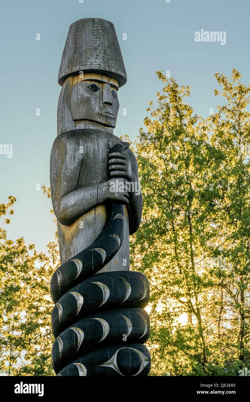 Musqueam Post scolpito dall'artista Brent Sparrow Jr., il post racconta una storia di origine dei popoli del Musqueam che coinvolgono un serpente a due teste, l'Università o Foto Stock