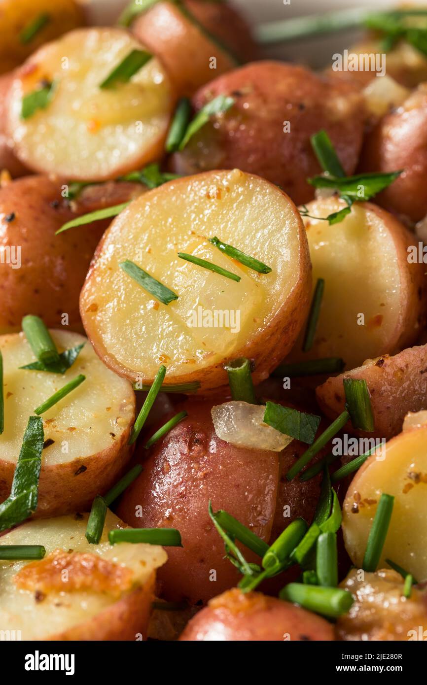 Insalata di patate tedesca fatta in casa con erbe e senape Foto Stock