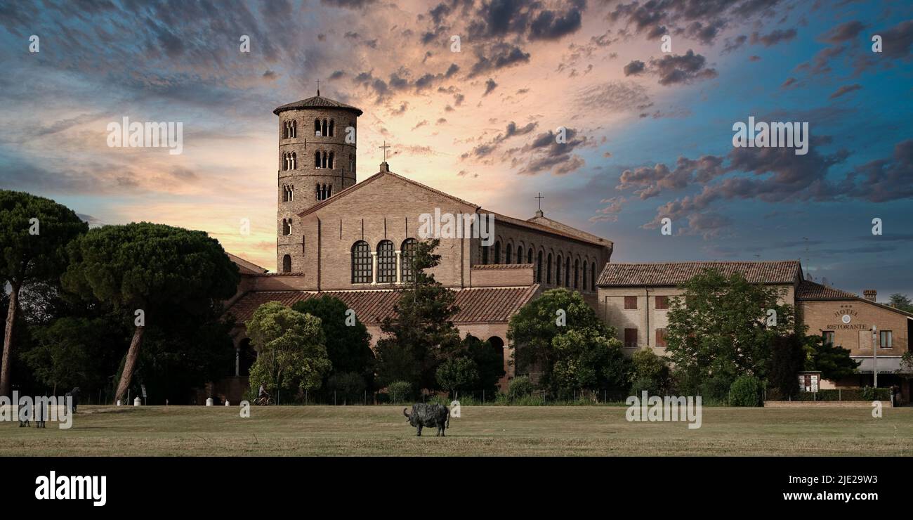 Vista della basilica di Sant'Apollinare in Classe al tramonto. Classe, Ravenna, Italia Foto Stock