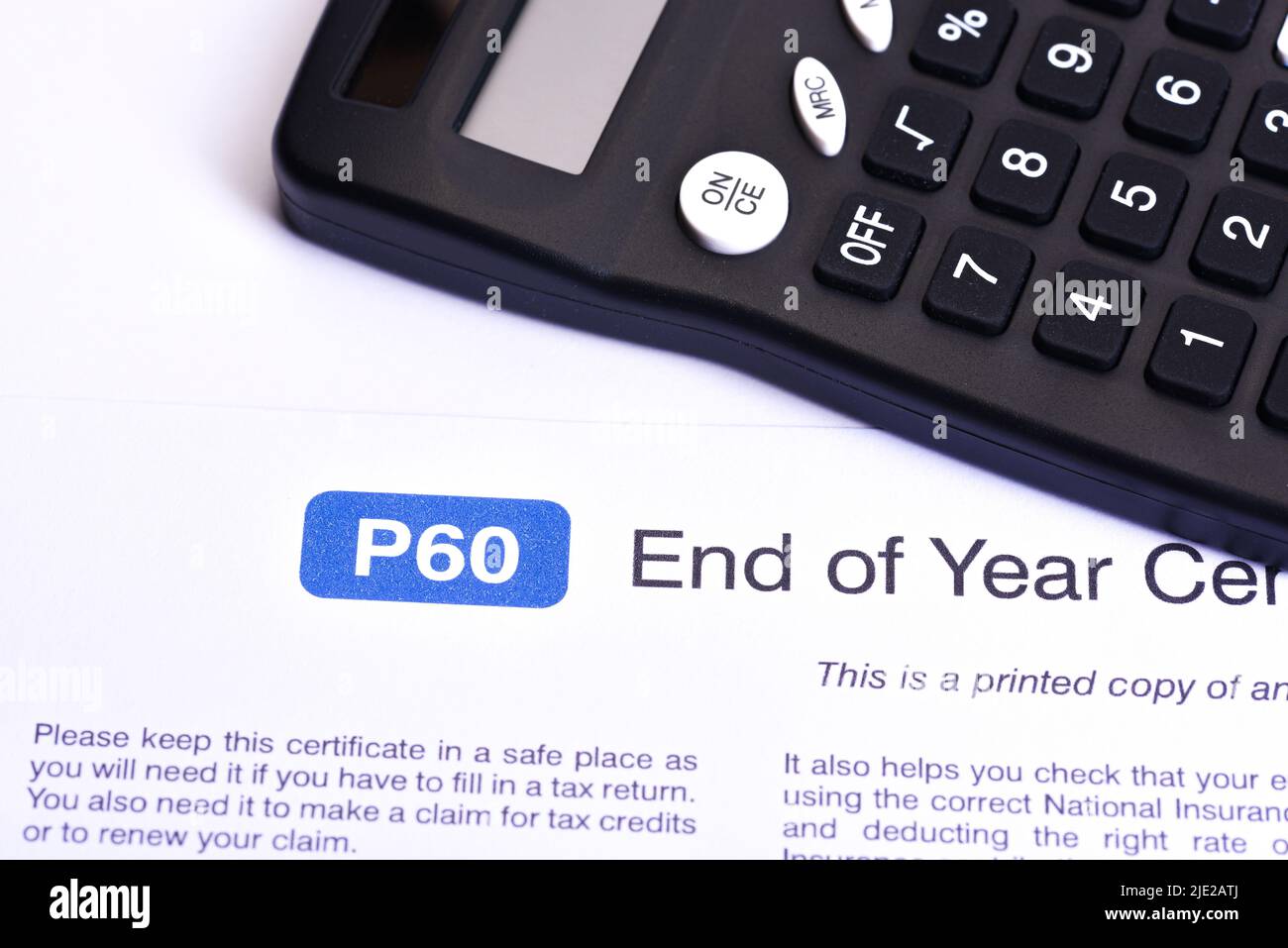 Modulo fiscale inglese P60 certificato di fine anno da HM Revenue and Dogane Foto Stock