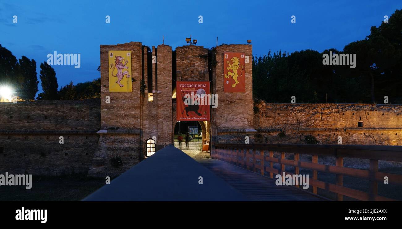 Ingresso alla fortezza di Brancaleone di notte. Ravenna, Emilia Romagna, Italia Foto Stock