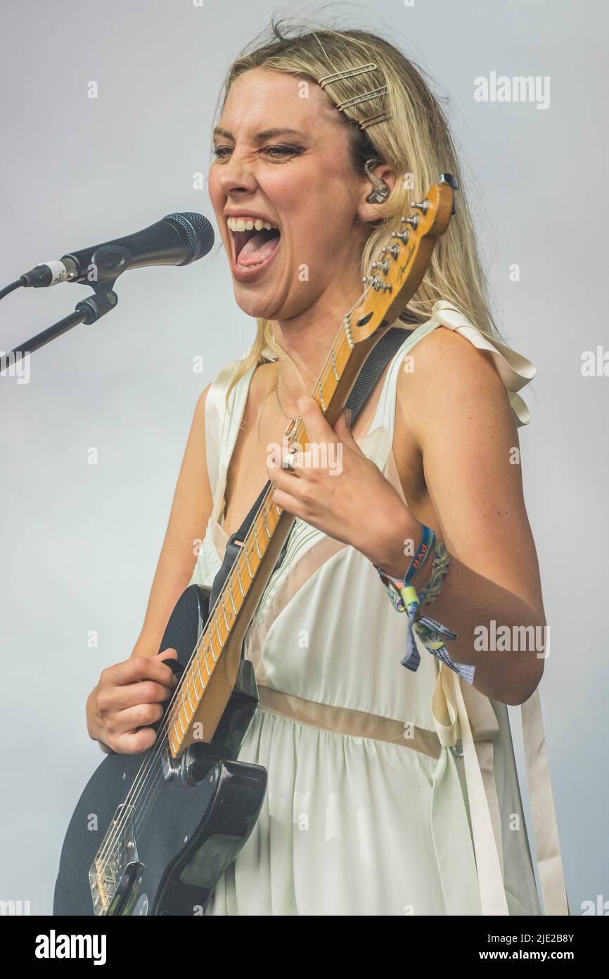 Glastonbury, Regno Unito. 24th giugno 2022. Wolf Alice suona la fase della piramide - il Glastonbury Festival 50th 2022, Worthy Farm. Credit: Guy Bell/Alamy Live News Foto Stock