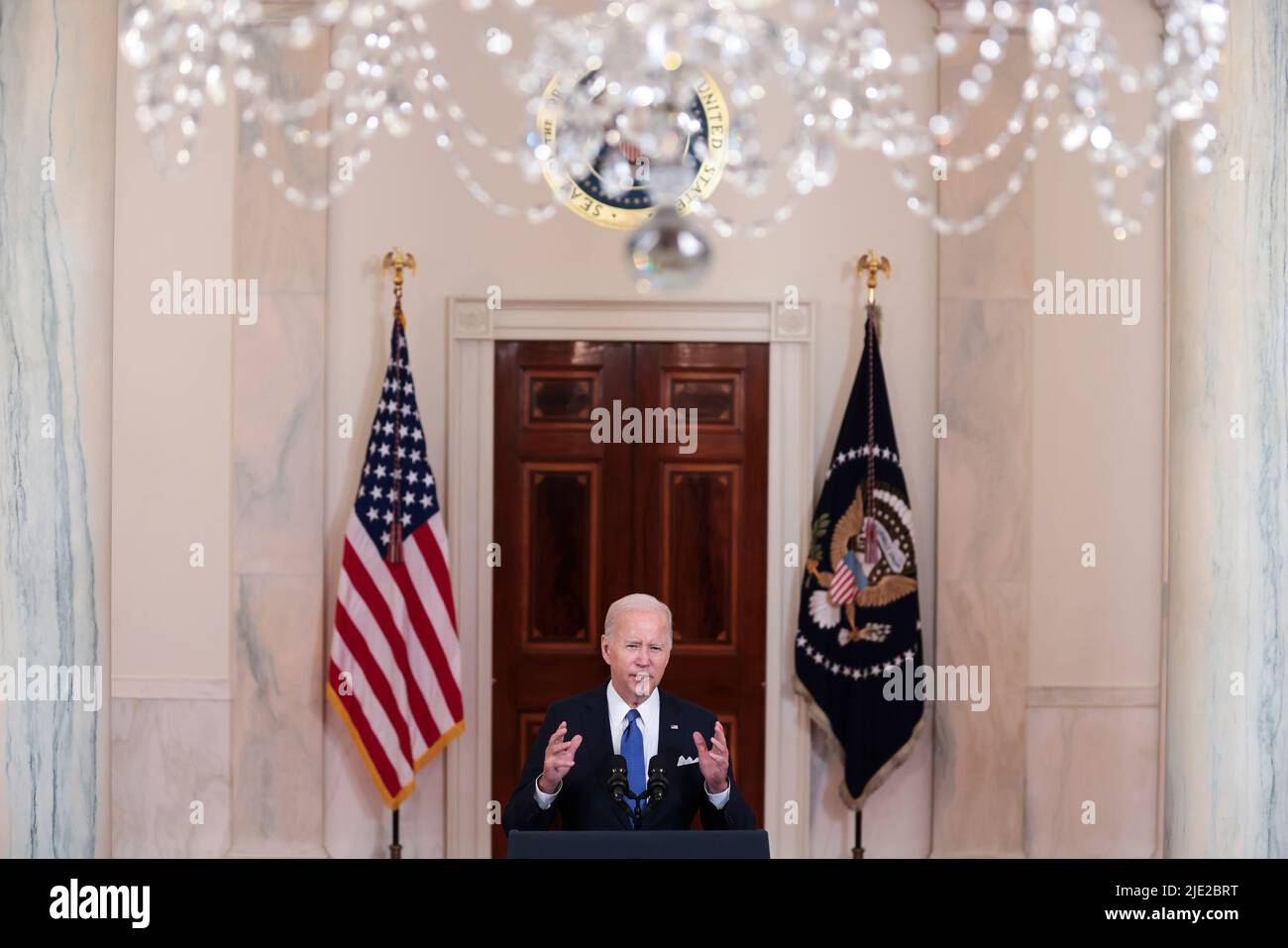 Washington DC, Stati Uniti. 24th giugno 2022. Il presidente degli Stati Uniti Joe Biden ha espresso osservazioni sulla decisione della Corte Suprema degli Stati Uniti nel caso Dobbs contro Jackson Women's Health Organization di rovesci Roe contro Wade nella Cross Hall della Casa Bianca a Washington, DC il 24 giugno 2022. Credit: Oliver Contreras/Pool via CNP Credit: dpa picture Alliance/Alamy Live News Foto Stock