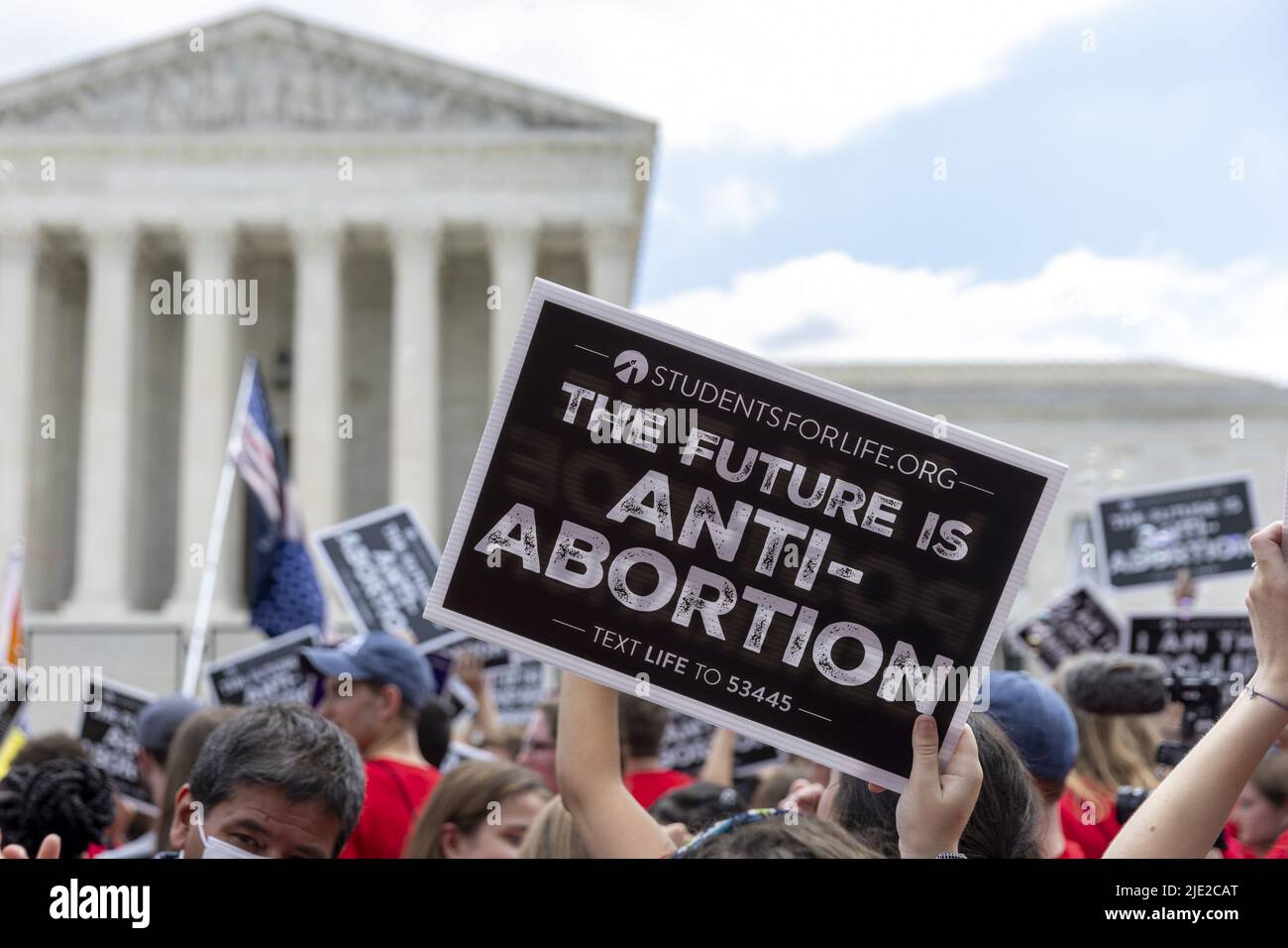 Washington, Stati Uniti. 24th giugno 2022. I manifestanti si riuniscono davanti alla Corte Suprema degli Stati Uniti a Washington, DC venerdì 24 giugno 2022. La Corte Suprema ha rovesciato Roe contro Wade, con un voto di 6-3, eliminando il diritto costituzionale ad un aborto dopo 50 anni dalla decisione. Foto di Tasos Katopodis/UPI Credit: UPI/Alamy Live News Foto Stock