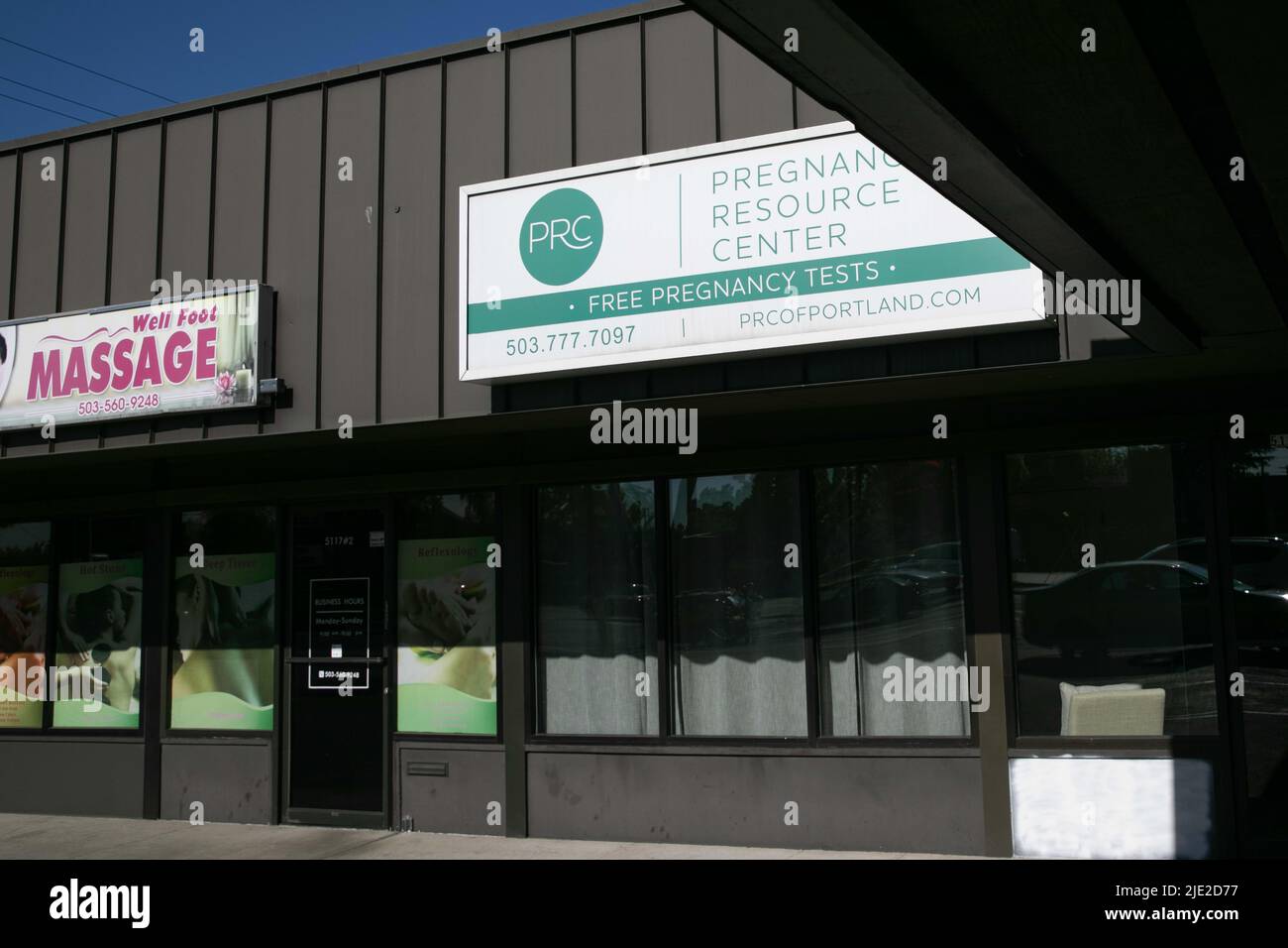 Portland, Stati Uniti. 24th giugno 2022. Un 'Centro di risorse per la gravidanza', un gruppo cristiano anti-aborto, ha un ufficio su un desolato centro commerciale Southeast Portland, Oregon, vicino ad una sala massaggi e un salotto tatuaggio. Il 24 giugno 2022 la Corte Suprema degli Stati Uniti ha invertito un diritto costituzionale di 50 anni alla scelta individuale delle donne nel settore sanitario, capovolgendo la decisione Roe contro Wade del 1973 che protegge il diritto basato sulla privacy di scegliere un aborto. (Foto di John Rudoff/Sipa USA) Credit: Sipa USA/Alamy Live News Foto Stock