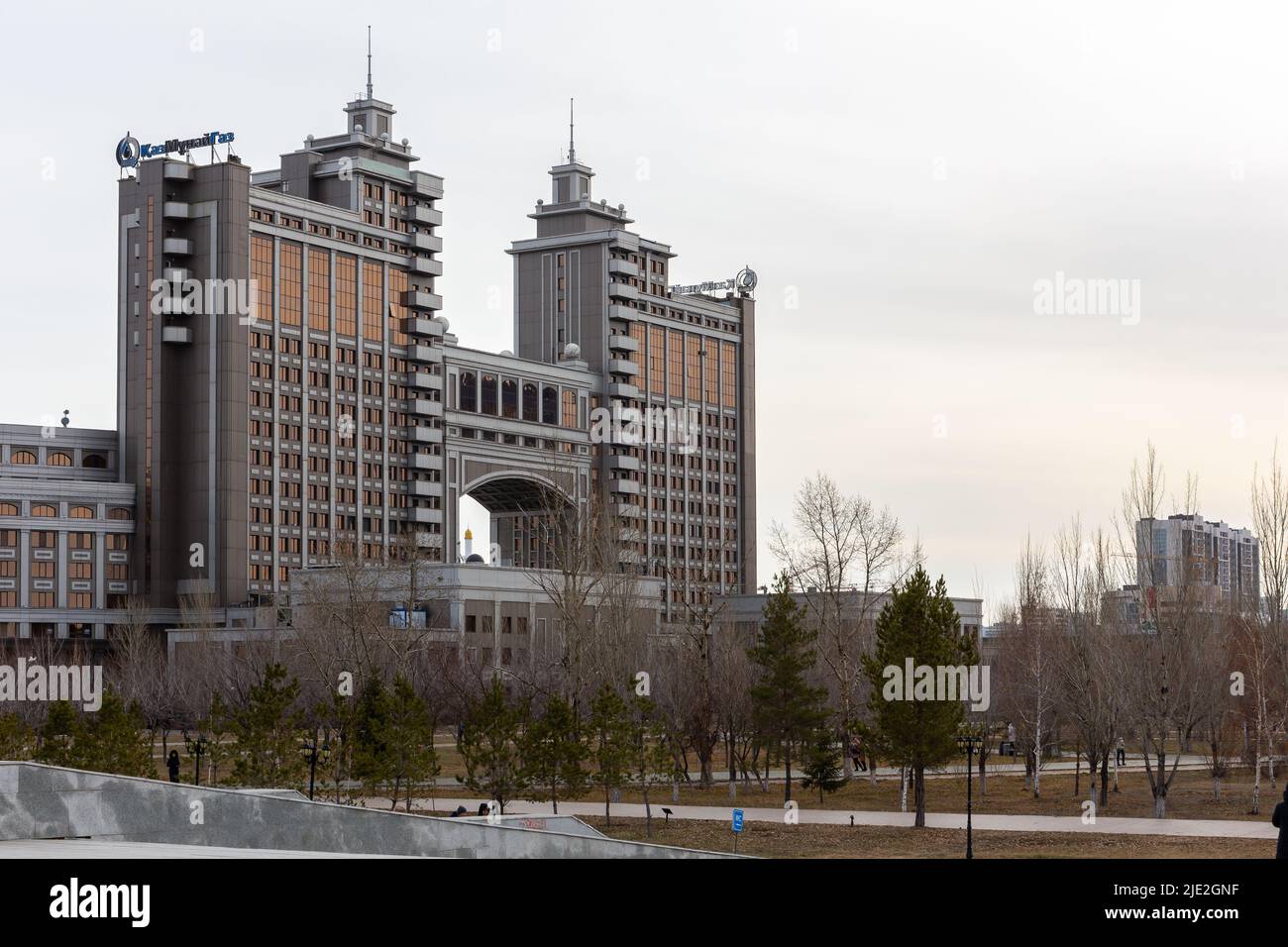Nur Sultan (Astana), Kazakistan, 11.11.21. Porta monumentale della città, edificio della KazMunayGas JCR National Corporation visto da Lovers Park. Foto Stock