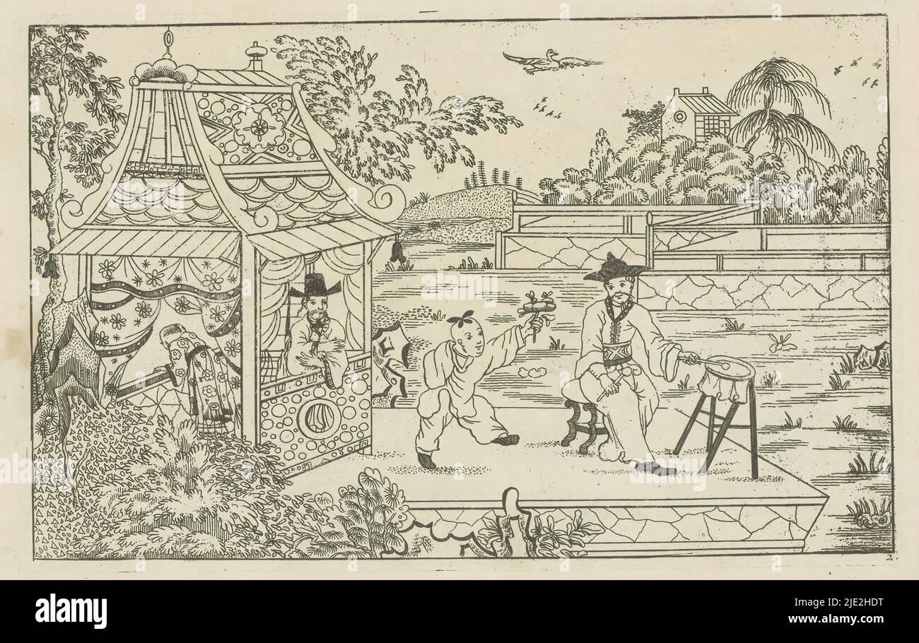 Batterista cinese su altopiano in paesaggio, Nieuwe geinventeerde Sineesen, Met groote moeyte geteekent en in 't ligt gegeven, porta P: Schenk Jun (...), prima parte (titolo della serie), Un uomo cinese batte un tamburo o gong su un altopiano in paesaggio. Accanto a loro un ragazzino con fiori. A sinistra due figure sotto un tettuccio. La stampa fa parte di un album., stampatore: Pieter Schenk (II), dopo disegno di: Pieter Schenk (II), editore: Pieter Schenk (II), Amsterdam, 1727 - 1775, carta, incisione, altezza 166 mm x larghezza 265 mm Foto Stock