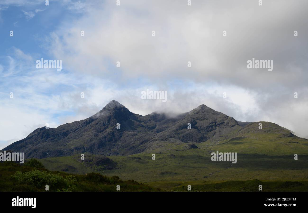 Montagne scozzesi con nube bassa Foto Stock
