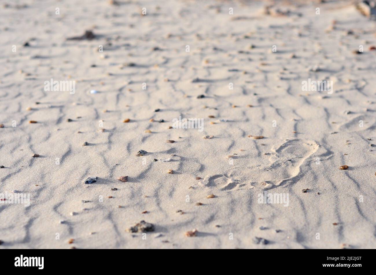 Motivi di sabbia con impronte umane a Juan Lacaze's Beach, Colonia, Uruguay Foto Stock