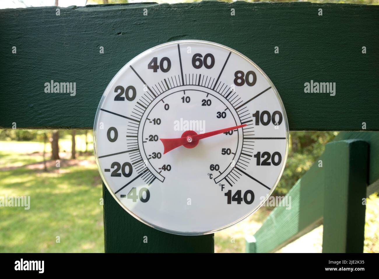 Più di 100 gradi giorno nel nord della Florida centrale durante l'onda di calore di rottura record... (SENZA LOGO SULL'INDICATORE TEMP) Foto Stock