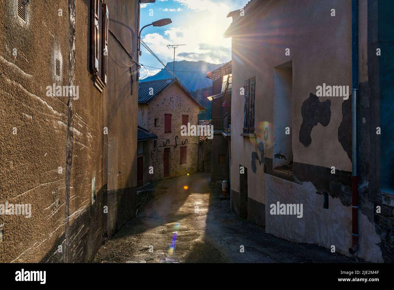 Strade strette della vecchia città francese con case di età e il sole che splende attraverso le mura Foto Stock