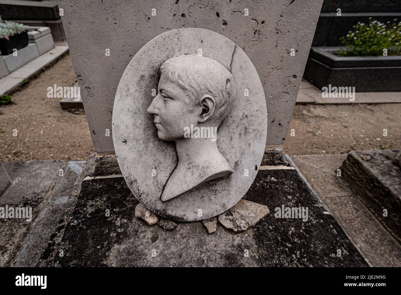 Busto di pietra intagliato all'interno del cimitero Passy. Parigi, Francia. 05/2009 Foto Stock