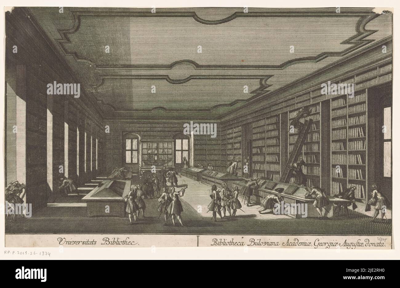 Veduta della biblioteca dell'Università di Göttingen, Universitaets Bibliothec / Bibliotheca Büloviana Academiae, Georgiae Augustae, donata (titolo sull'oggetto), interno della biblioteca affollata. Al centro ci sono due file di scrivanie con libri su di esse. Sulla destra, un uomo su una scala prende un libro dallo scaffale; sul retro, un modello di nave in una vetrina., tipografo: anonymous, 1734 - c. 1800, carta, incisione, incisione, altezza 197 mm x larghezza 315 mm Foto Stock